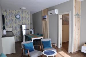 Tsiv'onEngel apartments -גליל עליון的厨房配有两把椅子、一张桌子和一台冰箱