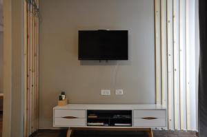 Tsiv'onEngel apartments -גליל עליון的客厅的墙上设有平面电视