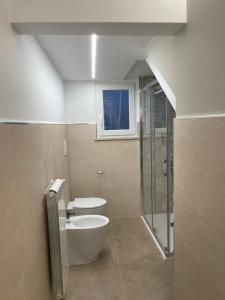 圣萨尔沃Appartamento Totò的浴室配有卫生间、盥洗盆和淋浴。