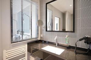 滨海图维列莱斯2别墅酒店的一间带水槽和镜子的浴室