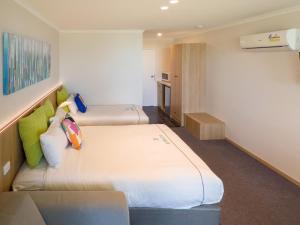 仙女港A1 Motels and Apartments Port Fairy的酒店客房,设有两张床和一张沙发