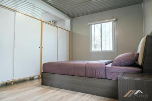 米里Evernent Lakeside Hideout的一间卧室设有一张床和一个窗口