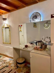 阿斯旺Nubian palace的厨房配有带水槽和镜子的台面