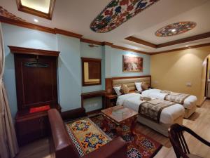 加德满都Sherpa Home Hotel的酒店客房带两张床和一个客厅