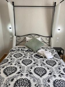 里斯本Charme da Graça的一张带黑白棉被和枕头的床