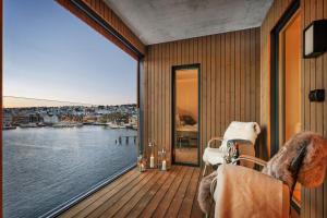特罗姆瑟Top view Tromsø的客房设有一个享有水景的阳台。