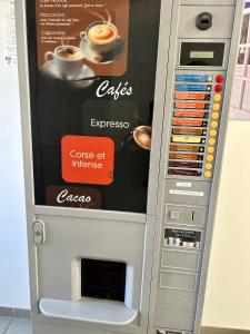 圣梅卢瓦代翁德Le pont T3 étoilé avec jacuzzi的出售咖啡的饮料自动售货机