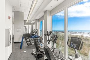 格尔夫海岸Lighthouse 714的健身房设有跑步机、椭圆机和窗户