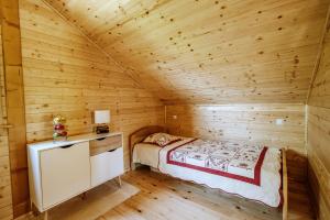 Donja PušćaDidov san的小木屋内的卧室,配有床