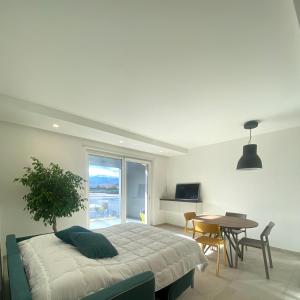桑格罗堡Casarella的一间卧室配有一张床、一张桌子和一个窗户。