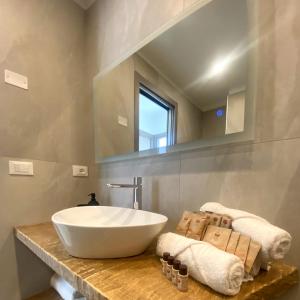 桑格罗堡Casarella的浴室设有白色水槽和镜子
