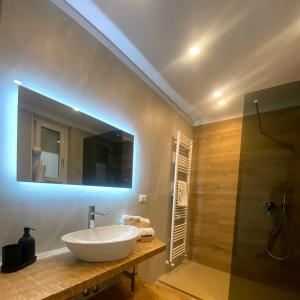 桑格罗堡Casarella的浴室设有大型白色水槽和镜子