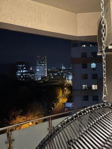 雅西ATH Modern Homes - Luxury Apartment in the City Center的阳台享有夜间城市美景。