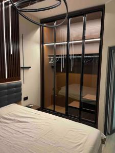 雅西ATH Modern Homes - Luxury Apartment in the City Center的一间卧室配有一张床和一面大镜子