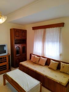 约阿尼纳Zoi Country Home by Eutopia的客房设有带窗户的床和电视。