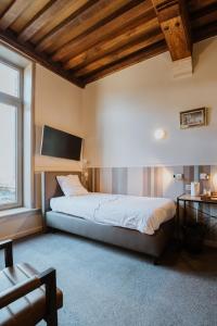 布鲁日Hotel karel de stoute的一间卧室设有一张大床和一个窗户。