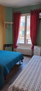 维拉尔-德朗四山脉酒店的一间卧室设有两张床,窗户配有红色窗帘