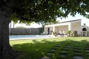 ViladamatMAS PALOL的一个带游泳池和房子的后院