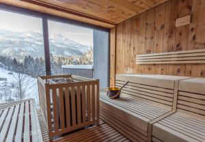 加尔米施-帕滕基兴Das Graseck - mountain hideaway & health care的享有雪山美景的桑拿浴室