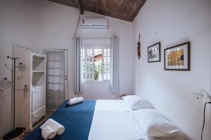 伊利亚贝拉Maruja的一间卧室配有一张大床和两条毛巾