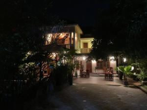 暹粒Lily Pad Boutique Hotel的配有桌椅的夜间房屋