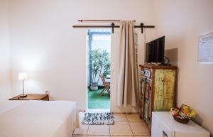 伊利亚贝拉Maruja的一间卧室设有一张床和一个滑动玻璃门