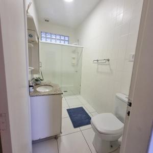 巴拉奈里奥-坎布里乌Apartamento inteiro 30 metros do mar的浴室配有卫生间、盥洗盆和淋浴。
