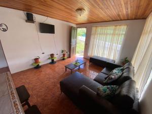 蒙泰韦尔德哥斯达黎加Twin Palms Lodge的带沙发和电视的客厅