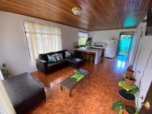 蒙泰韦尔德哥斯达黎加Twin Palms Lodge的客厅配有沙发和桌子