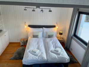 南达Magnifique Maison près du centre的一间卧室配有带白色床单和枕头的床。
