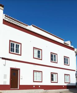 奥德赛克斯SulSeixe Guesthouse的白色的建筑,有红色的屋顶