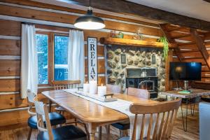 Saint-FaustinChalet du Sous-Bois By My Tremblant Location的一间带桌子和壁炉的用餐室