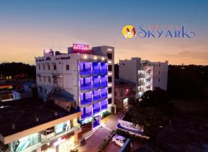 根尼亚古马里Hotel Skyark的建筑的侧面有紫色的灯