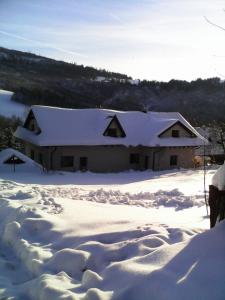 奥什恰德尼察Ubytovanie Eva的雪地里满是脚印的房子