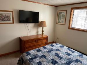 ClaysburgBlue Knob (2/Bedroom, 2/Bathroom Condo)的卧室配有一张床,墙上配有电视。