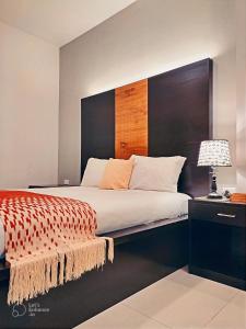阿约拉港Suite Familiar en Puerto Ayora的一间卧室配有一张大床和大床头板