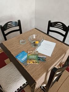 尼克希奇Apartment Bohemian Dream的桌上摆着桌布,上面放着一碗食物