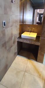 阿瓜斯卡连特斯HOTEL SAN MARCOS的一间带水槽和镜子的浴室