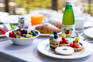 Poggiridenti莱蒂希巴尔兹葡萄酒酒店的一张桌子,上面放着一盘食物和一瓶果汁