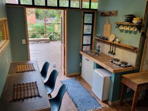 瓜尔达恩巴CASA DE CHICO - Tiny House的带桌椅的厨房和带窗户的厨房