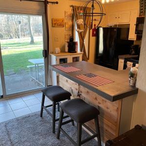 ClaysburgBlue Knob Bear Den (Nordic Center/Golf Course)的厨房配有带2张凳子和1张桌子的台面