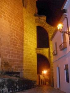 伊斯纳哈尔La Villa, Alojamiento Rural的砖砌的建筑,边有灯
