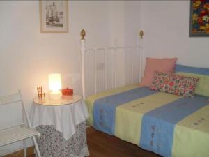 伊斯纳哈尔La Villa, Alojamiento Rural的一间卧室配有两张床和一张带台灯的桌子