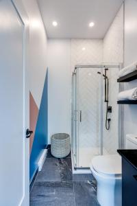 泰勒博恩Le Virtuose - Vieux-Terrebonne的带淋浴和卫生间的浴室