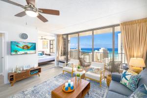 檀香山Waikiki Upscale 1 BR - Ocean Views - Parking的海景客厅