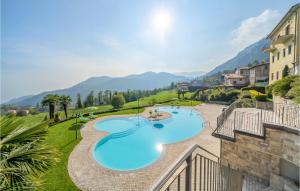 特雷莫西内Casa Vacanza Sole的享有游泳池的景色,背景为山脉
