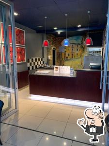 约翰内斯堡Unit 26, Genesis的餐厅拥有卡通画主厨,画在地板上
