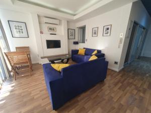 约翰内斯堡Unit 26, Genesis的客厅配有蓝色的沙发和电视