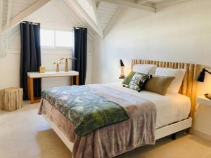 Baie NettleLove Spot Appartement的一间卧室设有一张大床和一个窗户。