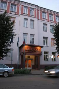 加里宁格勒佐罗塔亚布达酒店的前面有标志的建筑